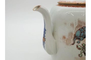 明治期　伊万里　肥蝶山　栞岳造　独創的な亀のデザインが目を引く茶器セット(金彩、天清鶴能高、急須、湯冷まし、湯飲み5客、塩笥茶碗、かめ、カメ、磁器、茶道具)(R-079569)