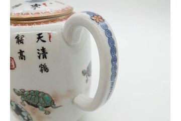 明治期　伊万里　肥蝶山　栞岳造　独創的な亀のデザインが目を引く茶器セット(金彩、天清鶴能高、急須、湯冷まし、湯飲み5客、塩笥茶碗、かめ、カメ、磁器、茶道具)(R-079569)