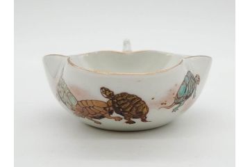 明治期　伊万里　肥蝶山　栞岳造　独創的な亀のデザインが目を引く茶器セット(金彩、天清鶴能高、急須、湯冷まし、湯飲み5客、塩笥茶碗、かめ、カメ、磁器、茶道具)(R-079569)