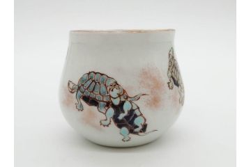 明治期　伊万里　肥蝶山　栞岳造　独創的な亀のデザインが目を引く茶器セット(金彩、天清鶴能高、急須、湯冷まし、湯飲み5客、塩笥茶碗、かめ、カメ、磁器、茶道具)(R-079569)