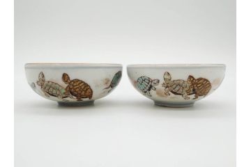 明治期　伊万里　肥蝶山　栞岳造　独創的な亀のデザインが目を引く茶器セット(金彩、天清鶴能高、急須、湯冷まし、湯飲み5客、塩笥茶碗、かめ、カメ、磁器、茶道具)(R-079569)