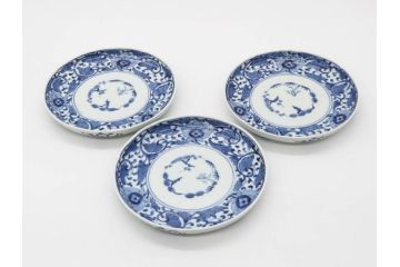 江戸期　古伊万里　染付　冨貴長春　松竹梅　牡丹唐草文様　約17cm　5.6寸　雅な絵付けに目を奪われる中皿3枚セット(窓絵、和皿、和食器、五寸六分)(R-079572)