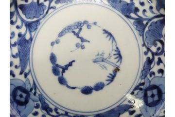 江戸期　古伊万里　染付　冨貴長春　松竹梅　牡丹唐草文様　約17cm　5.6寸　雅な絵付けに目を奪われる中皿3枚セット(窓絵、和皿、和食器、五寸六分)(R-079572)