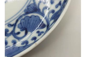 江戸期　古伊万里　染付　冨貴長春　松竹梅　牡丹唐草文様　約17cm　5.6寸　雅な絵付けに目を奪われる中皿3枚セット(窓絵、和皿、和食器、五寸六分)(R-079572)