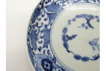 江戸期　古伊万里　染付　冨貴長春　松竹梅　牡丹唐草文様　約17cm　5.6寸　雅な絵付けに目を奪われる中皿3枚セット(窓絵、和皿、和食器、五寸六分)(R-079572)