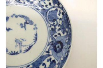 江戸期　古伊万里　染付　冨貴長春　松竹梅　牡丹唐草文様　約17cm　5.6寸　雅な絵付けに目を奪われる中皿3枚セット(窓絵、和皿、和食器、五寸六分)(R-079572)