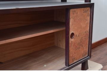和製ビンテージ　欅(ケヤキ)材　雅なデザインが素敵な脚付きの茶棚(茶箪笥、飾り棚、収納棚、戸棚、サイドボード、ヴィンテージ)(R-079577)
