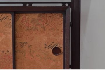 和製ビンテージ　欅(ケヤキ)材　雅なデザインが素敵な脚付きの茶棚(茶箪笥、飾り棚、収納棚、戸棚、サイドボード、ヴィンテージ)(R-079577)