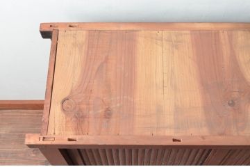 和製アンティーク　四尺　和モダンな空間づくりにも活躍する丸桟引き戸の近江水屋箪笥サイドボード(食器棚、収納棚、サイドキャビネット、戸棚)(R-079580)