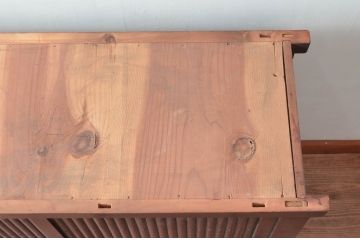 和製アンティーク　四尺　和モダンな空間づくりにも活躍する丸桟引き戸の近江水屋箪笥サイドボード(食器棚、収納棚、サイドキャビネット、戸棚)(R-079580)