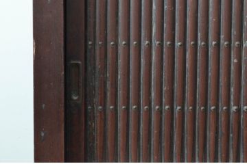 和製アンティーク　四尺　和モダンな空間づくりにも活躍する丸桟引き戸の近江水屋箪笥サイドボード(食器棚、収納棚、サイドキャビネット、戸棚)(R-079580)