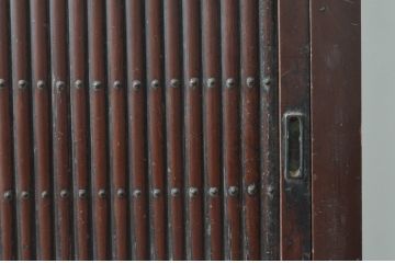 和製アンティーク　四尺　和モダンな空間づくりにも活躍する丸桟引き戸の近江水屋箪笥サイドボード(食器棚、収納棚、サイドキャビネット、戸棚)(R-079580)