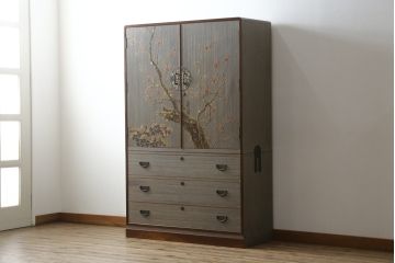 中古　美品!!　国産　職人手作り　桑(クワ)材の縁　美しい梅と菊を大胆に描いた漆絵入りの総桐箪笥(並厚、総桐たんす、和たんす、着物箪笥、和服箪笥、衣装タンス、収納箪笥、整理箪笥、引き出し)(R-079584)