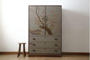 中古　美品!!　国産　職人手作り　桑(クワ)材の縁　美しい梅と菊を大胆に描いた漆絵入りの総桐箪笥(並厚、総桐たんす、和たんす、着物箪笥、和服箪笥、衣装タンス、収納箪笥、整理箪笥、引き出し)(R-079584)