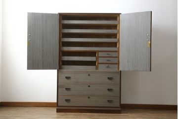 中古　美品!!　国産　職人手作り　桑(クワ)材の縁　美しい梅と菊を大胆に描いた漆絵入りの総桐箪笥(並厚、総桐たんす、和たんす、着物箪笥、和服箪笥、衣装タンス、収納箪笥、整理箪笥、引き出し)(R-079584)