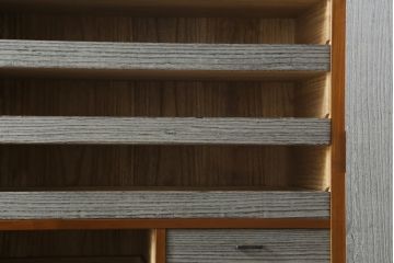 中古　美品!!　国産　職人手作り　桑(クワ)材の縁　美しい梅と菊を大胆に描いた漆絵入りの総桐箪笥(並厚、総桐たんす、和たんす、着物箪笥、和服箪笥、衣装タンス、収納箪笥、整理箪笥、引き出し)(R-079584)