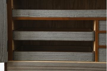 中古　美品!!　国産　職人手作り　桑(クワ)材の縁　美しい梅と菊を大胆に描いた漆絵入りの総桐箪笥(並厚、総桐たんす、和たんす、着物箪笥、和服箪笥、衣装タンス、収納箪笥、整理箪笥、引き出し)(R-079584)