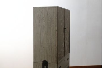 中古　美品!!　国産　職人手作り　桑(クワ)材の縁　美しい梅と菊を大胆に描いた漆絵入りの総桐箪笥(並厚、総桐たんす、和たんす、着物箪笥、和服箪笥、衣装タンス、収納箪笥、整理箪笥、引き出し)(R-079584)