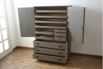 中古　美品!!　国産　職人手作り　桑(クワ)材の縁　美しい梅と菊を大胆に描いた漆絵入りの総桐箪笥(並厚、総桐たんす、和たんす、着物箪笥、和服箪笥、衣装タンス、収納箪笥、整理箪笥、引き出し)(R-079584)