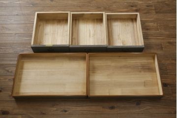 中古　美品!!　国産　職人手作り　桑(クワ)材の縁　美しい梅と菊を大胆に描いた漆絵入りの総桐箪笥(並厚、総桐たんす、和たんす、着物箪笥、和服箪笥、衣装タンス、収納箪笥、整理箪笥、引き出し)(R-079584)