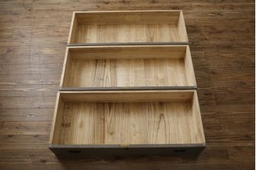 中古　美品!!　国産　職人手作り　桑(クワ)材の縁　美しい梅と菊を大胆に描いた漆絵入りの総桐箪笥(並厚、総桐たんす、和たんす、着物箪笥、和服箪笥、衣装タンス、収納箪笥、整理箪笥、引き出し)(R-079584)