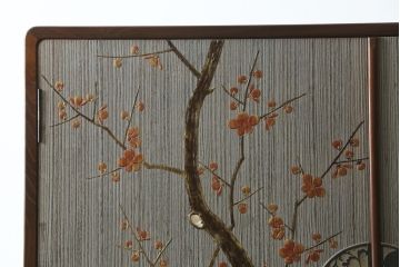 中古　美品!!　国産　職人手作り　桑(クワ)材の縁　美しい梅と菊を大胆に描いた漆絵入りの総桐箪笥(並厚、総桐たんす、和たんす、着物箪笥、和服箪笥、衣装タンス、収納箪笥、整理箪笥、引き出し)(R-079584)