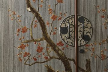 中古　美品!!　国産　職人手作り　桑(クワ)材の縁　美しい梅と菊を大胆に描いた漆絵入りの総桐箪笥(並厚、総桐たんす、和たんす、着物箪笥、和服箪笥、衣装タンス、収納箪笥、整理箪笥、引き出し)(R-079584)