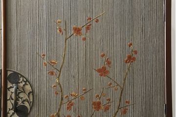中古　美品!!　国産　職人手作り　桑(クワ)材の縁　美しい梅と菊を大胆に描いた漆絵入りの総桐箪笥(並厚、総桐たんす、和たんす、着物箪笥、和服箪笥、衣装タンス、収納箪笥、整理箪笥、引き出し)(R-079584)
