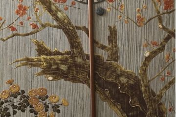 中古　美品!!　国産　職人手作り　桑(クワ)材の縁　美しい梅と菊を大胆に描いた漆絵入りの総桐箪笥(並厚、総桐たんす、和たんす、着物箪笥、和服箪笥、衣装タンス、収納箪笥、整理箪笥、引き出し)(R-079584)