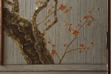 中古　美品!!　国産　職人手作り　桑(クワ)材の縁　美しい梅と菊を大胆に描いた漆絵入りの総桐箪笥(並厚、総桐たんす、和たんす、着物箪笥、和服箪笥、衣装タンス、収納箪笥、整理箪笥、引き出し)(R-079584)