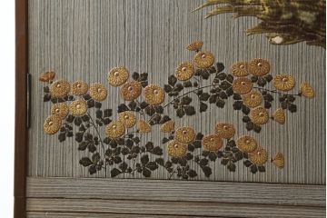 中古　美品!!　国産　職人手作り　桑(クワ)材の縁　美しい梅と菊を大胆に描いた漆絵入りの総桐箪笥(並厚、総桐たんす、和たんす、着物箪笥、和服箪笥、衣装タンス、収納箪笥、整理箪笥、引き出し)(R-079584)