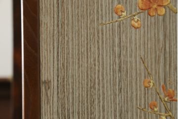 中古　美品!!　国産　職人手作り　桑(クワ)材の縁　美しい梅と菊を大胆に描いた漆絵入りの総桐箪笥(並厚、総桐たんす、和たんす、着物箪笥、和服箪笥、衣装タンス、収納箪笥、整理箪笥、引き出し)(R-079584)