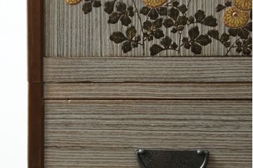 中古　美品!!　国産　職人手作り　桑(クワ)材の縁　美しい梅と菊を大胆に描いた漆絵入りの総桐箪笥(並厚、総桐たんす、和たんす、着物箪笥、和服箪笥、衣装タンス、収納箪笥、整理箪笥、引き出し)(R-079584)