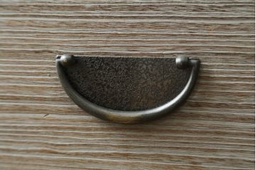 中古　美品!!　国産　職人手作り　桑(クワ)材の縁　美しい梅と菊を大胆に描いた漆絵入りの総桐箪笥(並厚、総桐たんす、和たんす、着物箪笥、和服箪笥、衣装タンス、収納箪笥、整理箪笥、引き出し)(R-079584)