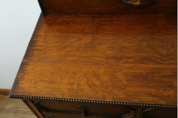 イギリスアンティーク　上手物!!　オーク材　クラシカルなデザインの脚付きチェスト　(R-079585)