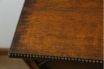イギリスアンティーク　上手物!!　オーク材　クラシカルなデザインの脚付きチェスト　(R-079585)