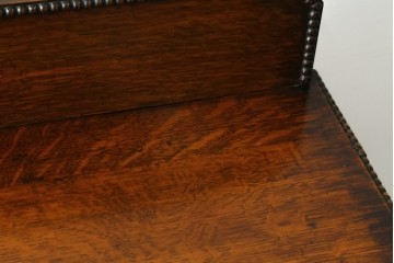 イギリスアンティーク　上手物!!　オーク材　クラシカルなデザインの脚付きチェスト　(R-079585)