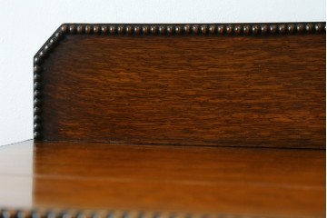 イギリスアンティーク　上手物!!　オーク材　クラシカルなデザインの脚付きチェスト　(R-079585)