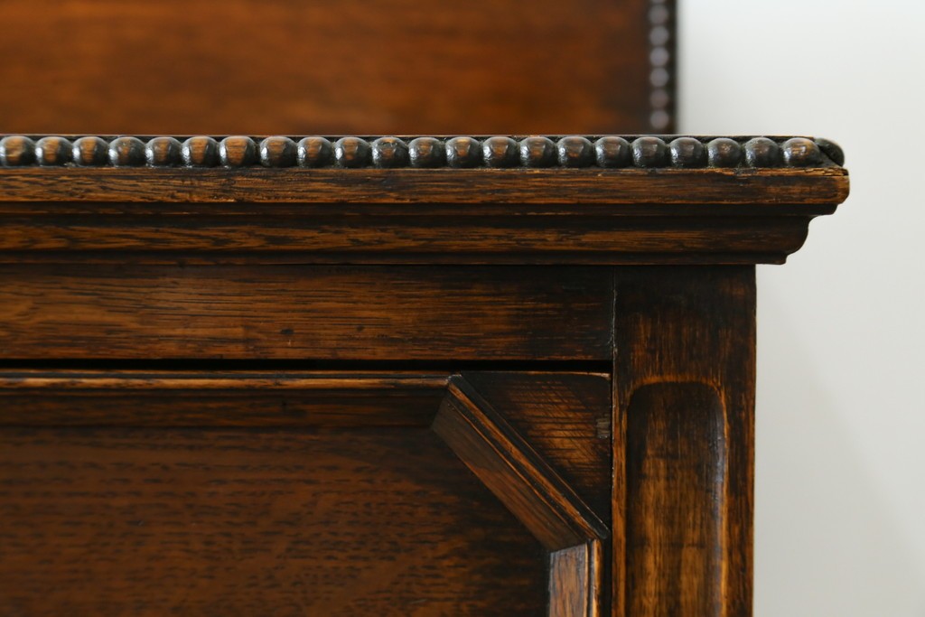 イギリスアンティーク　上手物!!　オーク材　クラシカルなデザインの脚付きチェスト　(R-079585)