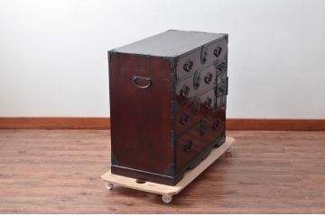 和製アンティーク　激レア!!　美品　前面欅(ケヤキ)材　木地呂塗り　漆塗りに重厚な金具がよく映える米沢地方の枕箪笥(米沢箪笥、小箪笥、時代箪笥、和たんす、衣装タンス、整理箪笥、収納箪笥、サイドチェスト、引き出し)(R-079586)