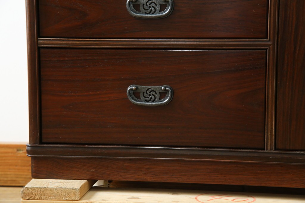 和製ビンテージ　美品!!　力峯作　総紫檀(シタン)材　内部桐(キリ)材　引き出し8杯付きで収納力も抜群の飾り棚　定価推定約60万円　(R-079588)