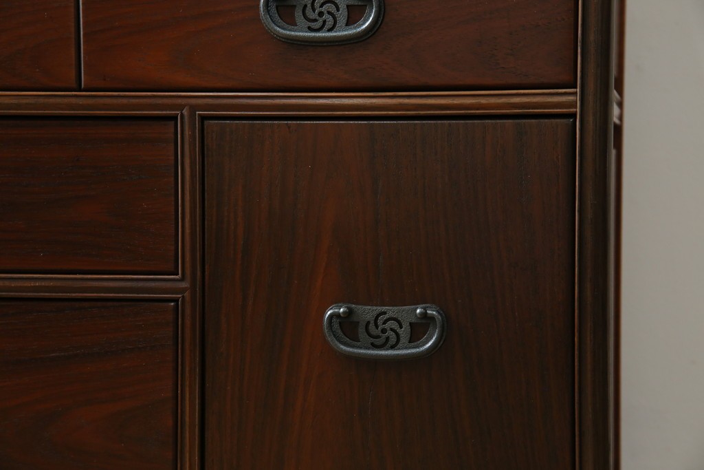 和製ビンテージ　美品!!　力峯作　総紫檀(シタン)材　内部桐(キリ)材　引き出し8杯付きで収納力も抜群の飾り棚　定価推定約60万円　(R-079588)