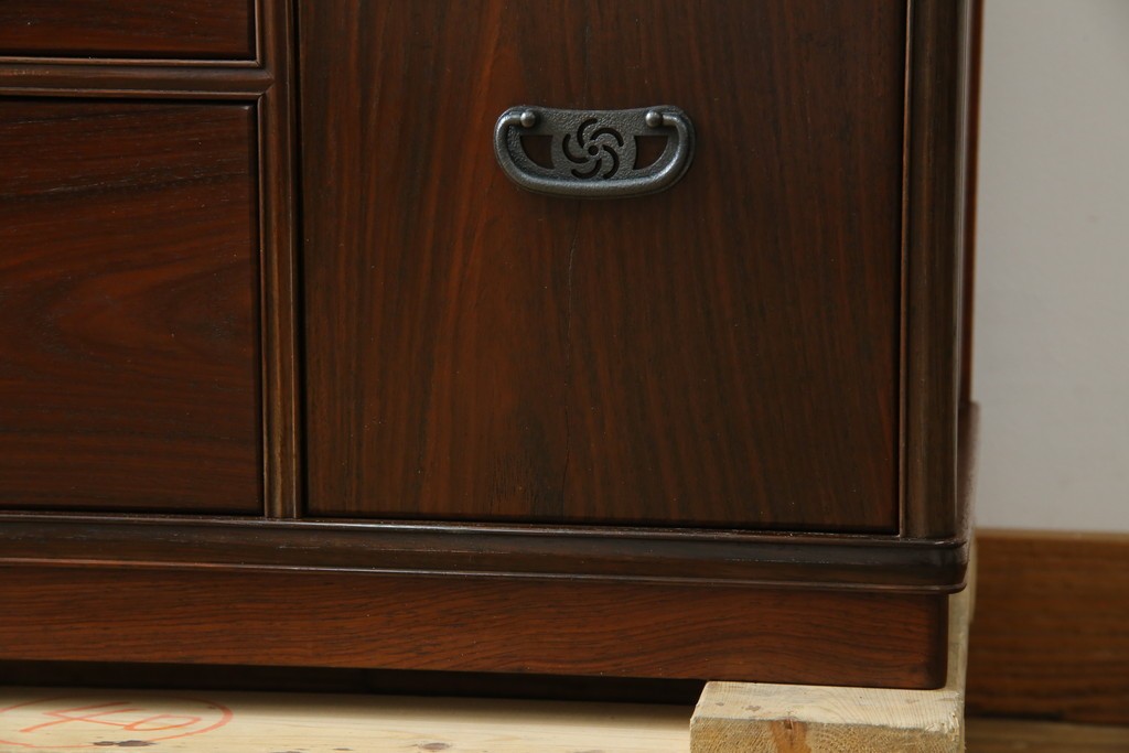 和製ビンテージ　美品!!　力峯作　総紫檀(シタン)材　内部桐(キリ)材　引き出し8杯付きで収納力も抜群の飾り棚　定価推定約60万円　(R-079588)