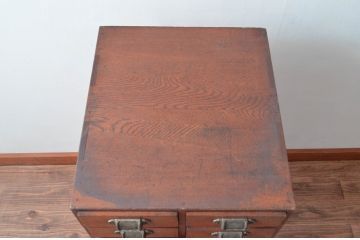 和製アンティーク　栓材　引き出し12杯付き　レトロな引き手と温かい色味が素敵な縦型チェスト(書類ケース、ドロワー、小物収納、レターケース、多段チェスト、サイドチェスト)(R-079589)