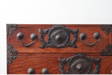 和製アンティーク　前面欅(ケヤキ)材　上杢　惹き込まれるような杢目と金具の装飾が魅力の二段重ね仙台姫箪笥(仙台箪笥、小箪笥、和たんす、衣装タンス、収納箪笥、整理箪笥、時代箪笥、引き出し)(R-079590)