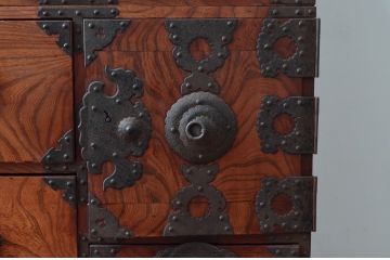 和製アンティーク　前面欅(ケヤキ)材　上杢　惹き込まれるような杢目と金具の装飾が魅力の二段重ね仙台姫箪笥(仙台箪笥、小箪笥、和たんす、衣装タンス、収納箪笥、整理箪笥、時代箪笥、引き出し)(R-079590)