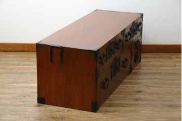和製アンティーク　前面欅(ケヤキ)材　上杢　惹き込まれるような杢目と金具の装飾が魅力の仙台姫箪笥ローボード(仙台箪笥、和たんす、衣装タンス、収納箪笥、整理箪笥、時代箪笥、引き出し、ローチェスト、テレビ台、TV台、TVボード)(R-079591)