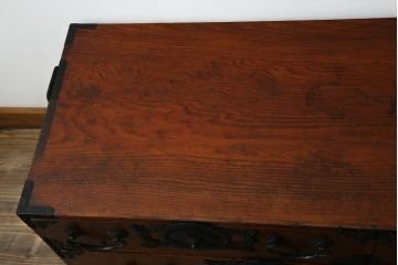 和製アンティーク　前面欅(ケヤキ)材　上杢　惹き込まれるような杢目と金具の装飾が魅力の仙台姫箪笥ローボード(仙台箪笥、和たんす、衣装タンス、収納箪笥、整理箪笥、時代箪笥、引き出し、ローチェスト、テレビ台、TV台、TVボード)(R-079591)