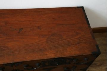 和製アンティーク　前面欅(ケヤキ)材　上杢　惹き込まれるような杢目と金具の装飾が魅力の仙台姫箪笥ローボード(仙台箪笥、和たんす、衣装タンス、収納箪笥、整理箪笥、時代箪笥、引き出し、ローチェスト、テレビ台、TV台、TVボード)(R-079591)