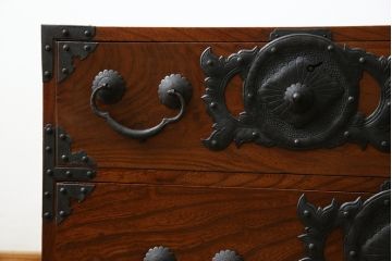 和製アンティーク　前面欅(ケヤキ)材　上杢　惹き込まれるような杢目と金具の装飾が魅力の仙台姫箪笥ローボード(仙台箪笥、和たんす、衣装タンス、収納箪笥、整理箪笥、時代箪笥、引き出し、ローチェスト、テレビ台、TV台、TVボード)(R-079591)